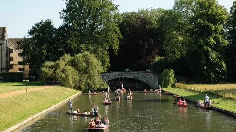 A view of the Trinity College bridge over the Ponting River in Cambridge.
